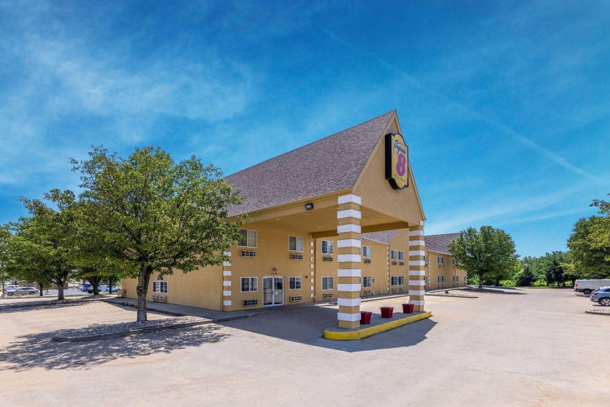 德索托劳伦斯速8酒店 De Soto 外观 照片